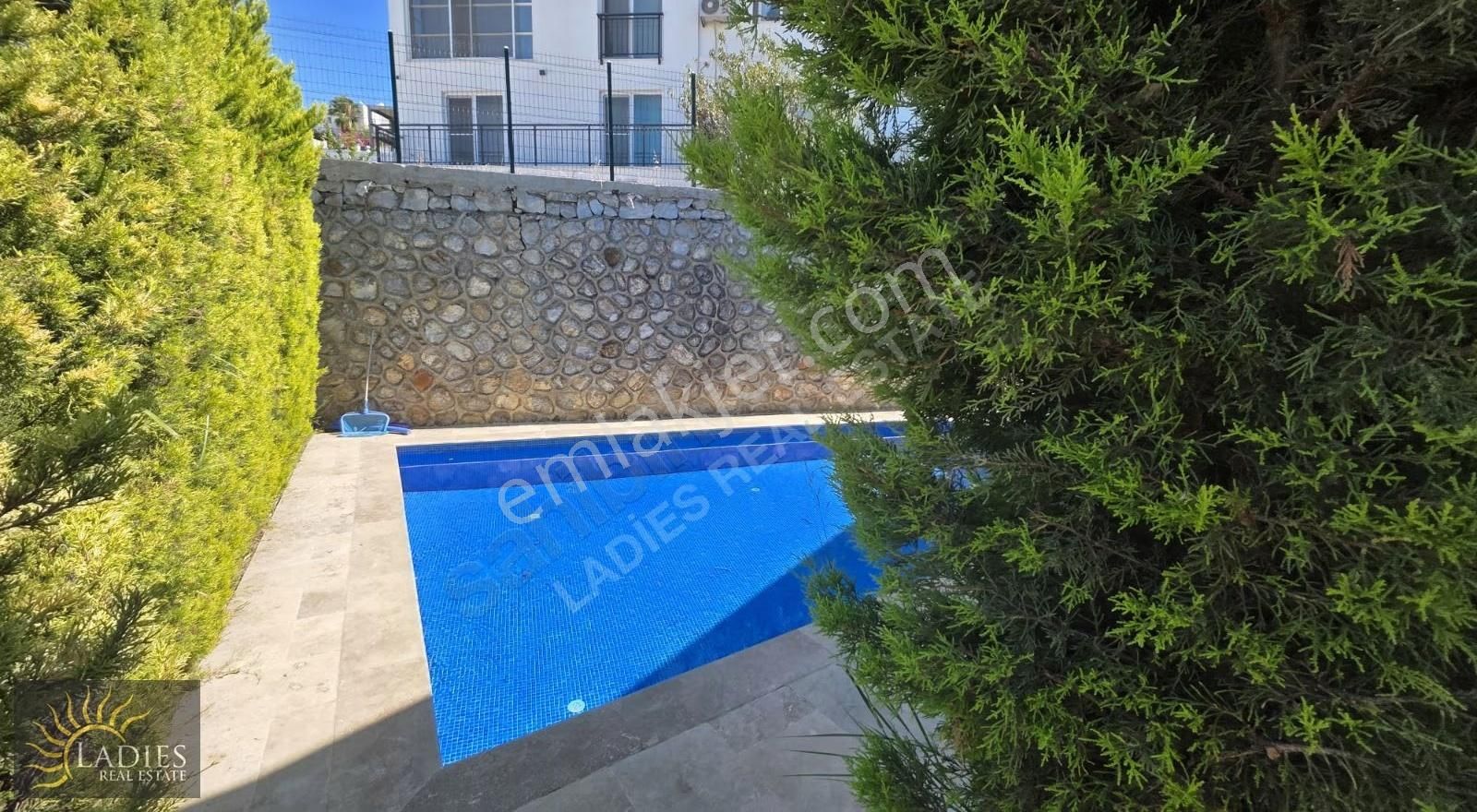 Ladies'den Elektrik-aidat-su Dahil Eşyalı Havuzlu Villa - Görsel 7