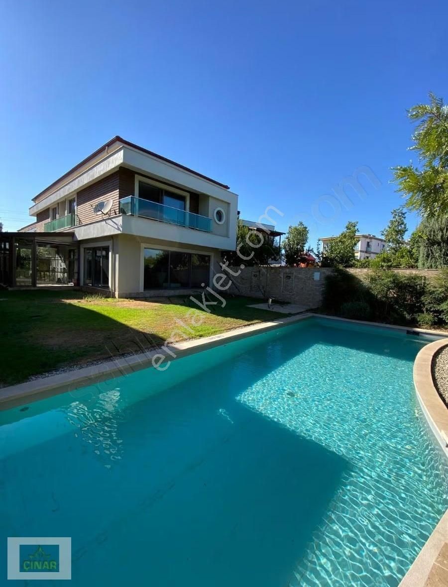 Döşemealt'nın Prestijli Sitelerinden Gölevleri'nde Satılık Villa