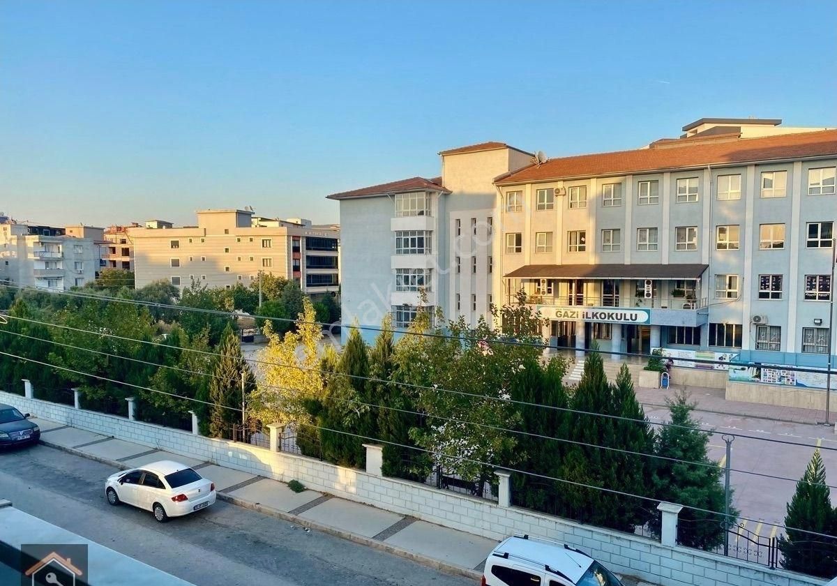 Günay Emlak'tan Torbalı Mah Gazi İlkokulu Karşısında Asansörlü Yeni Binada Satılık Arakat Daire