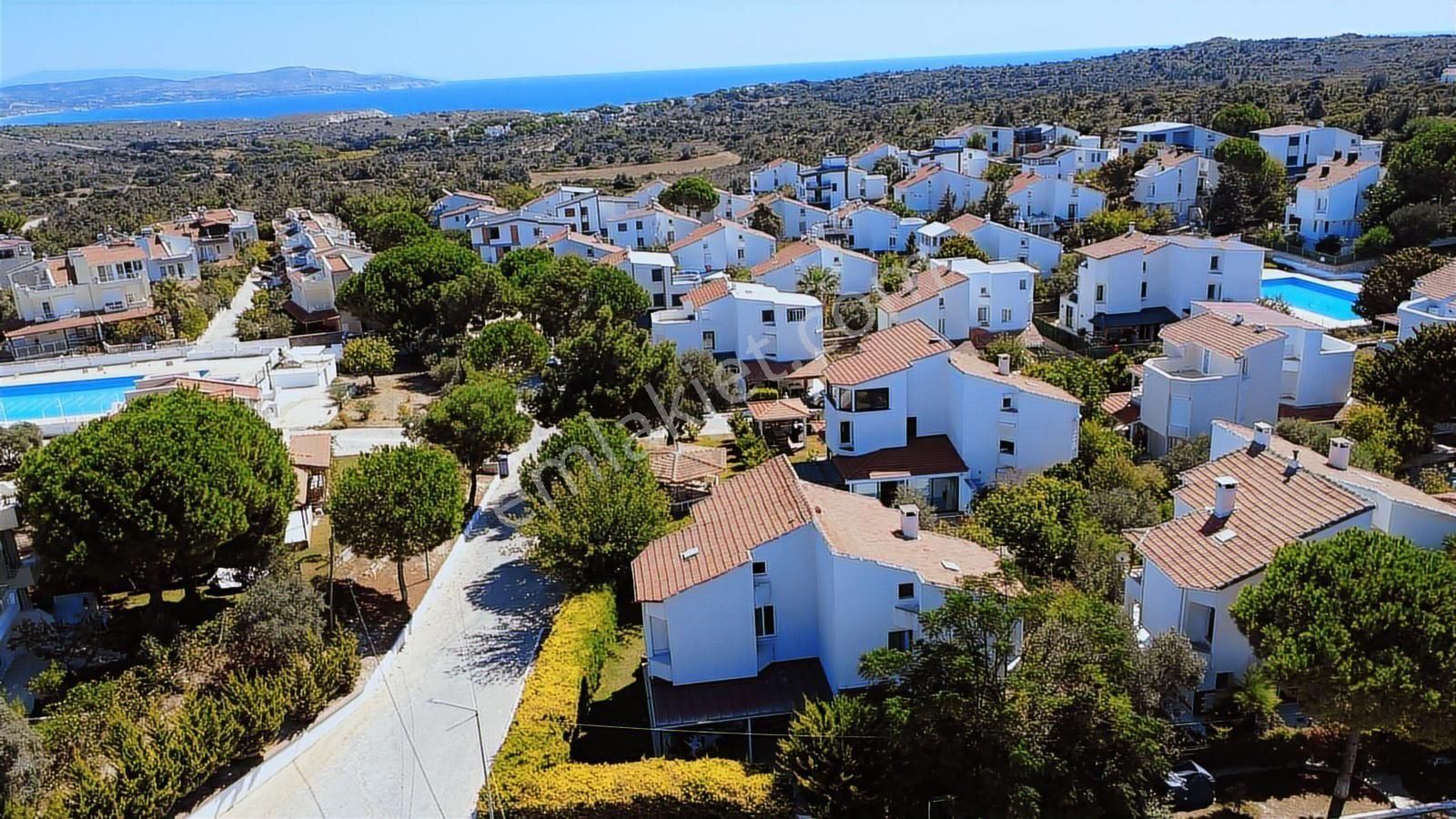Çeşme Çiftlikköy Serakent Sitesinde Satılık 4+1 Tripleks Villa