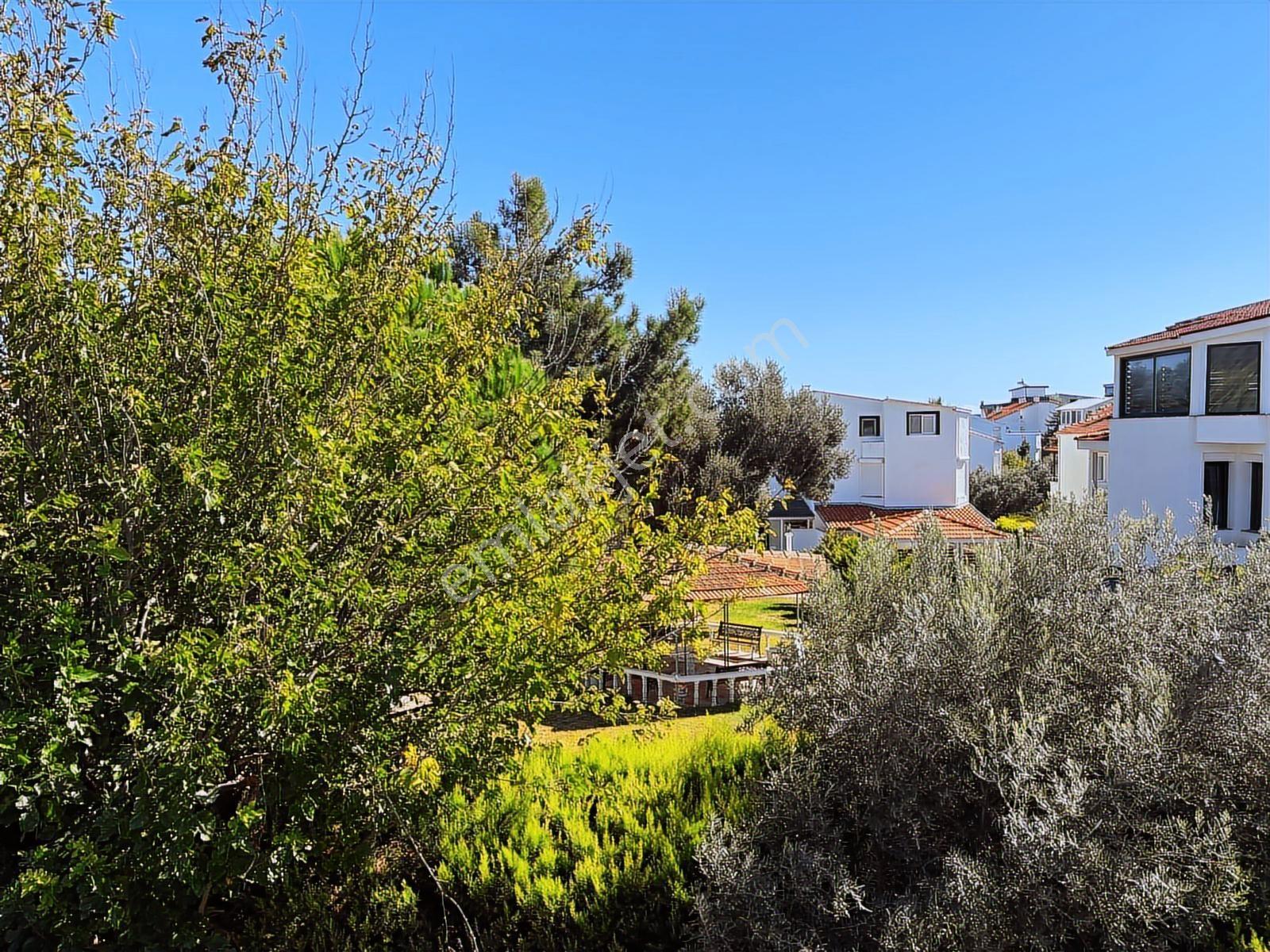 Çeşme Çiftlikköy Serakent Sitesinde Satılık 4+1 Tripleks Villa - Görsel 22