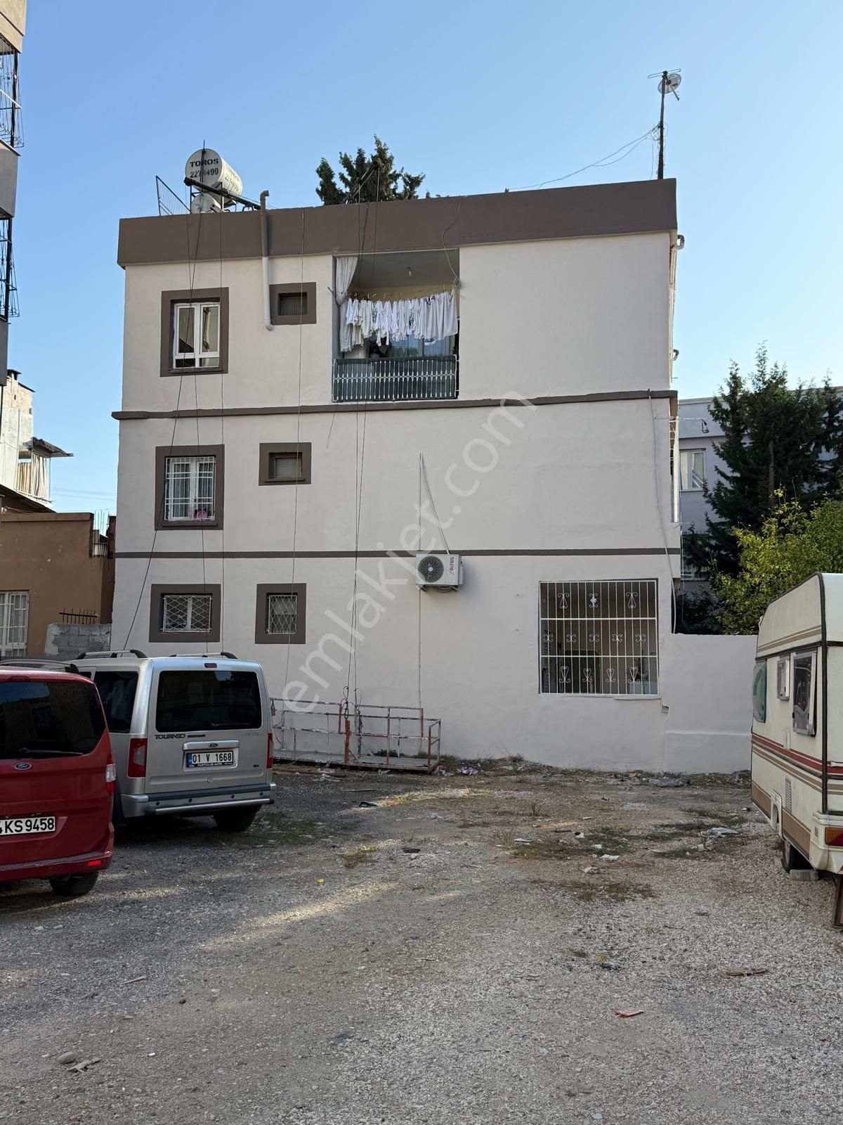 Emin_dondurma_civarı_3_katlı_müstakil_3+1_ve_2+1_toplam_3_daire