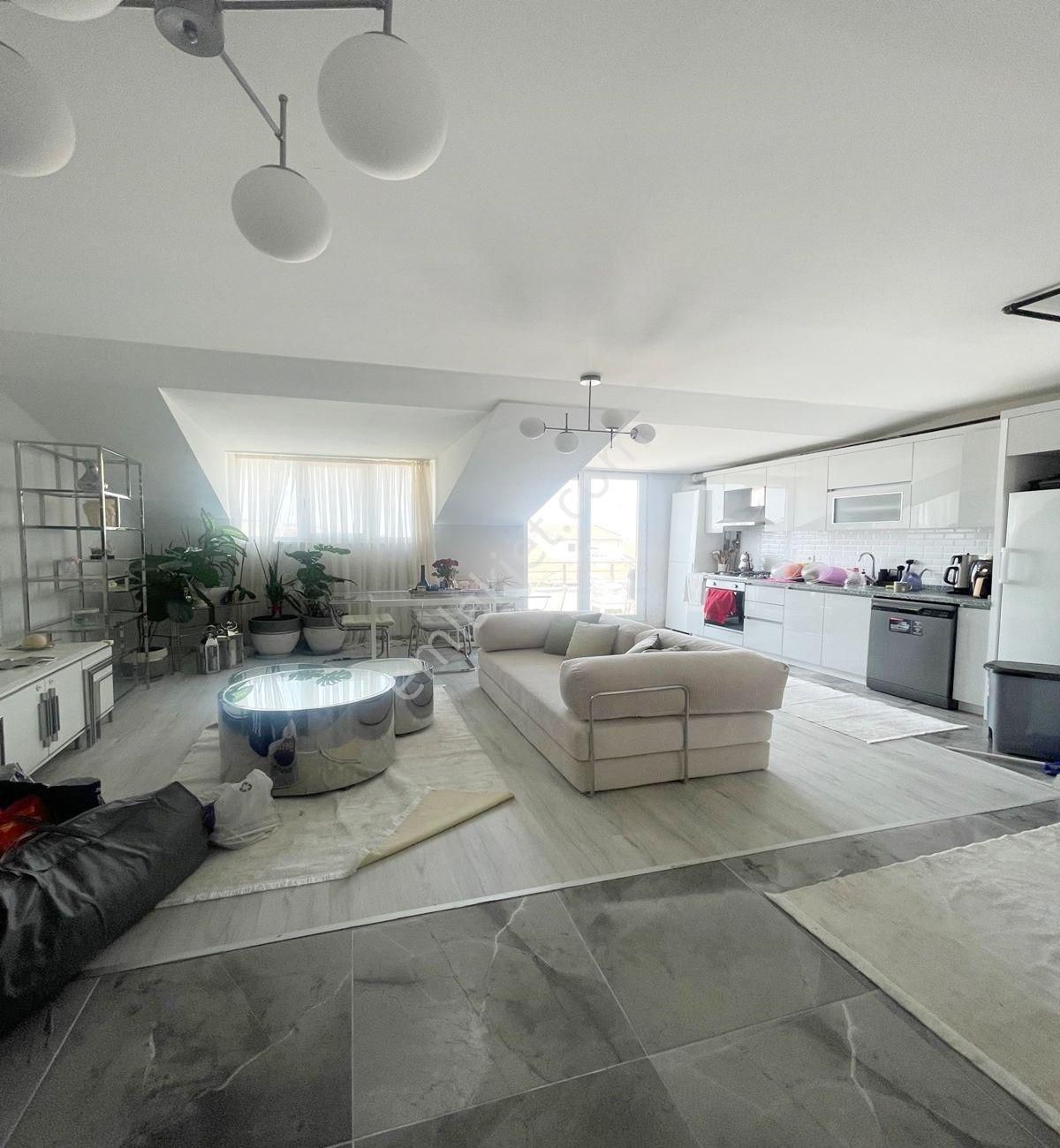 Avcılar Merkez De 6+2 Ferah Temiz Satılık Dublex