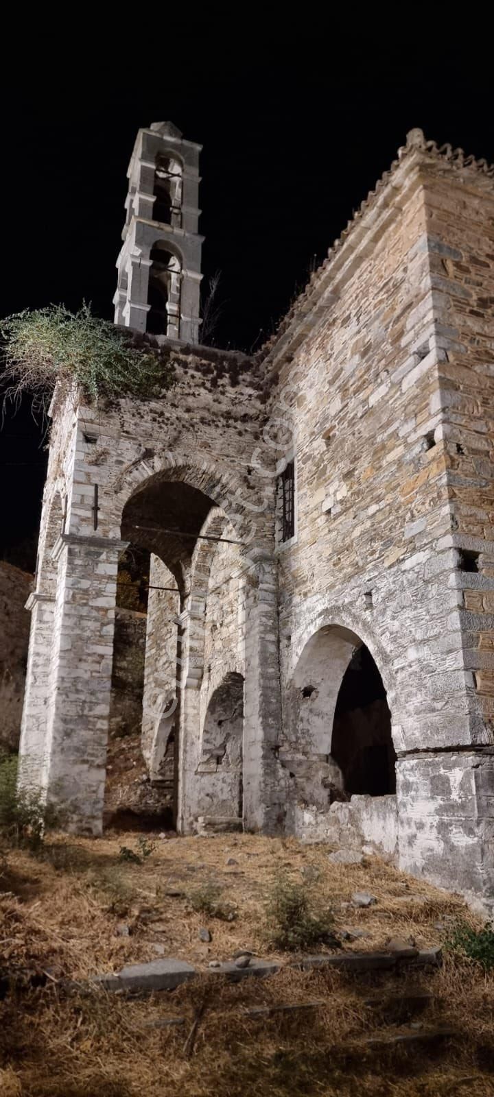 Gelebeç Aziz Nikolas Kilisesi Yanında Çok Özel Konumda Bahçeli Ev - Görsel 4