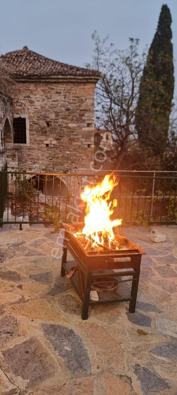 Gelebeç Aziz Nikolas Kilisesi Yanında Çok Özel Konumda Bahçeli Ev - Görsel 6