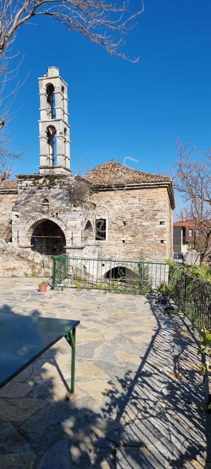 Gelebeç Aziz Nikolas Kilisesi Yanında Çok Özel Konumda Bahçeli Ev