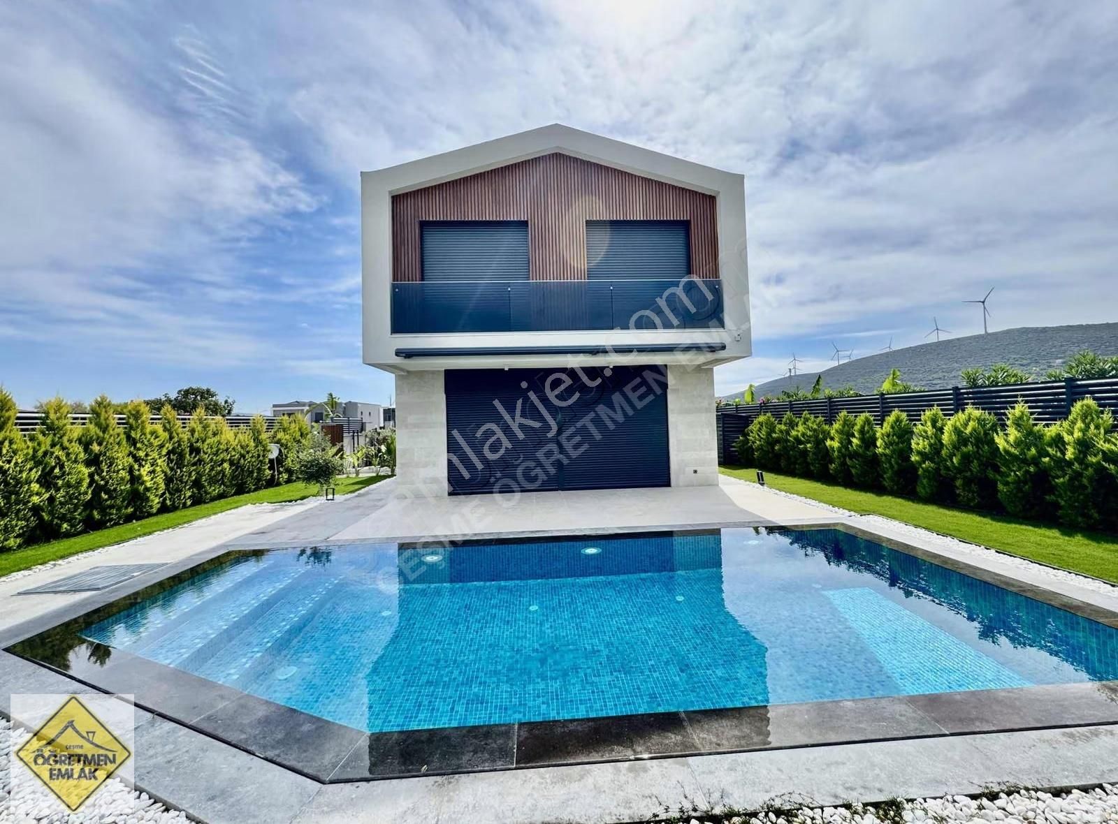 Çeşme Alaçatı Da Köşe Parsel Tam Müstakil Muhteşem Satılık Villa
