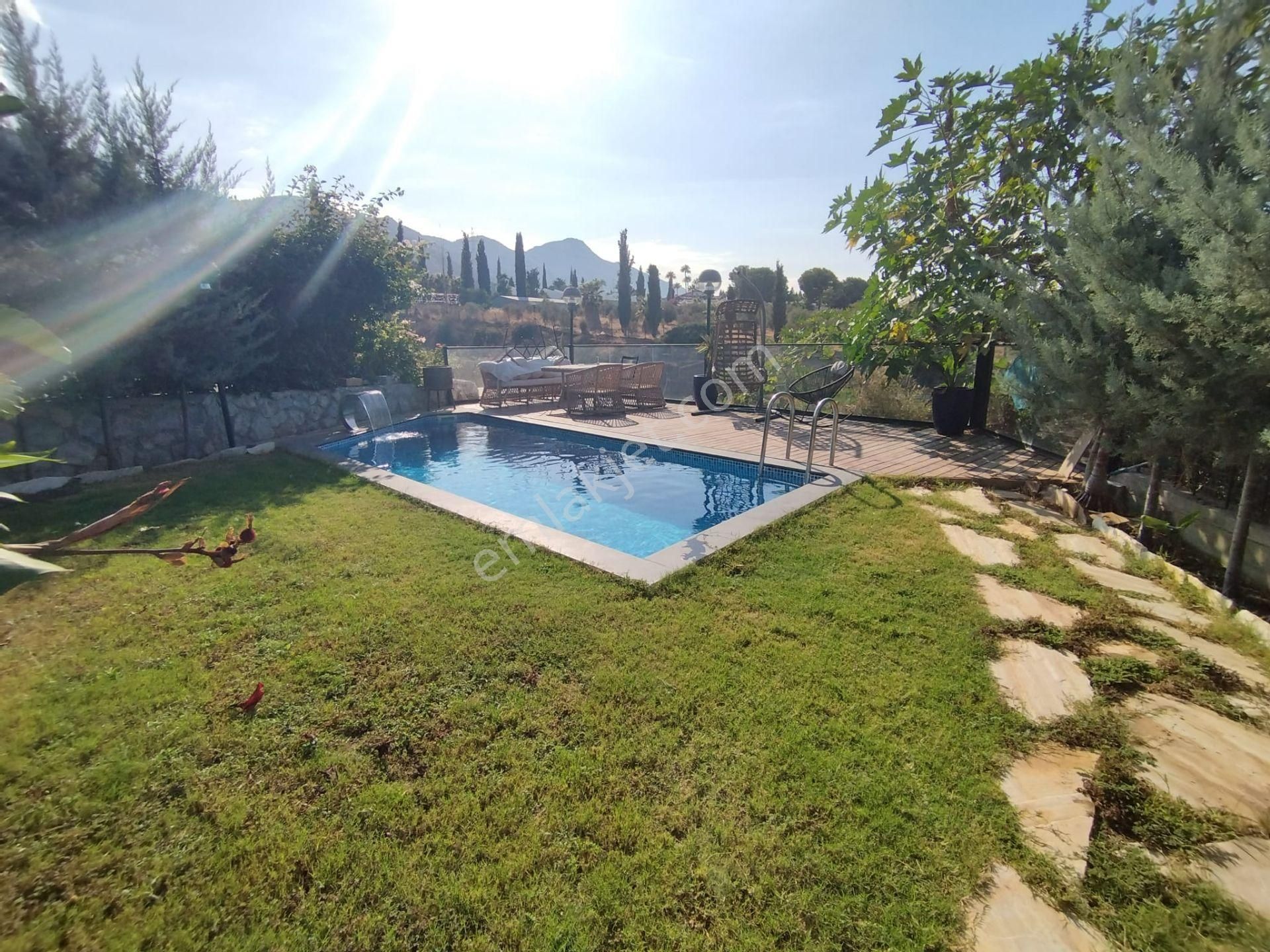 Girne Çatalköy'de Deniz Manzaralı, Özel Havuzlu Ve Full Eşyalı Satılık 3+1 Villa !! - Görsel 24