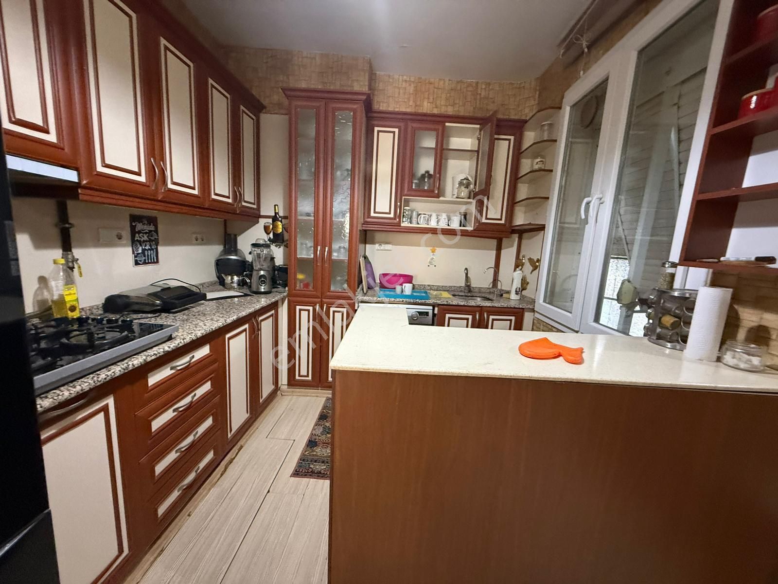 Mithatpaşa Cadde Yakını Arakat Köşe Eşyalı Daire - Görsel 3