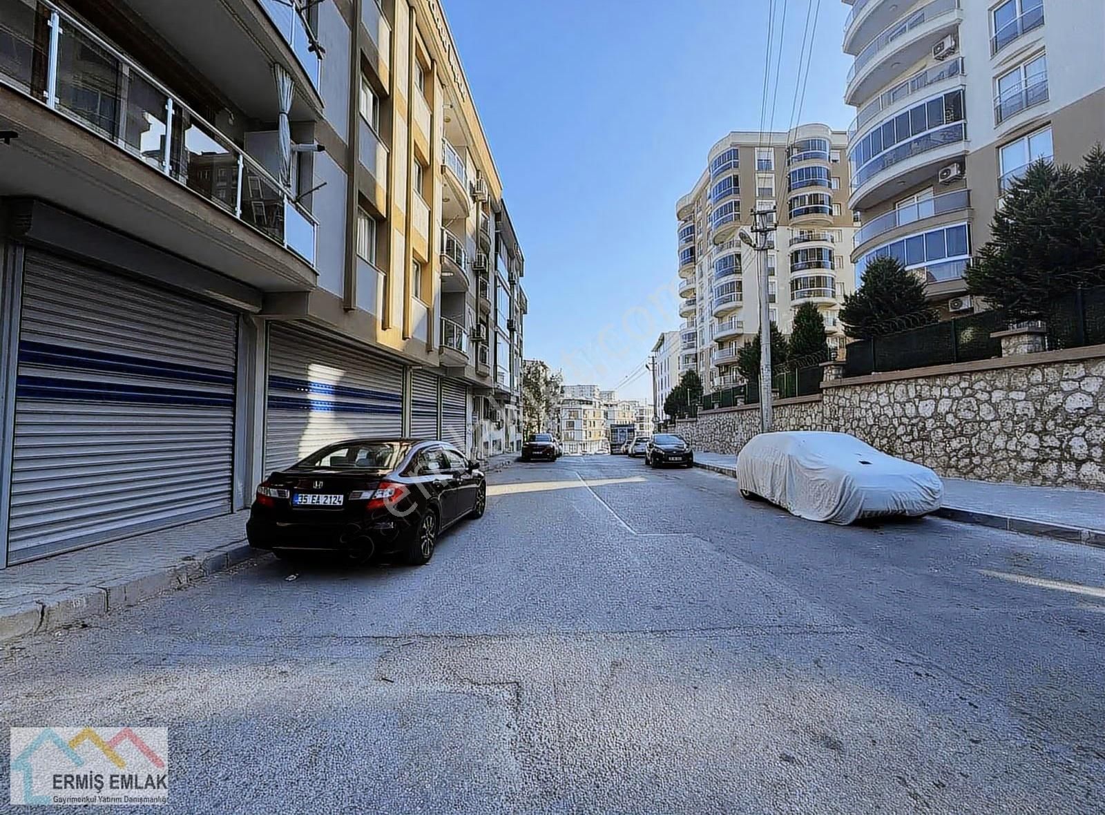 Satılık Caddelere Yakın Köşe Dükkan