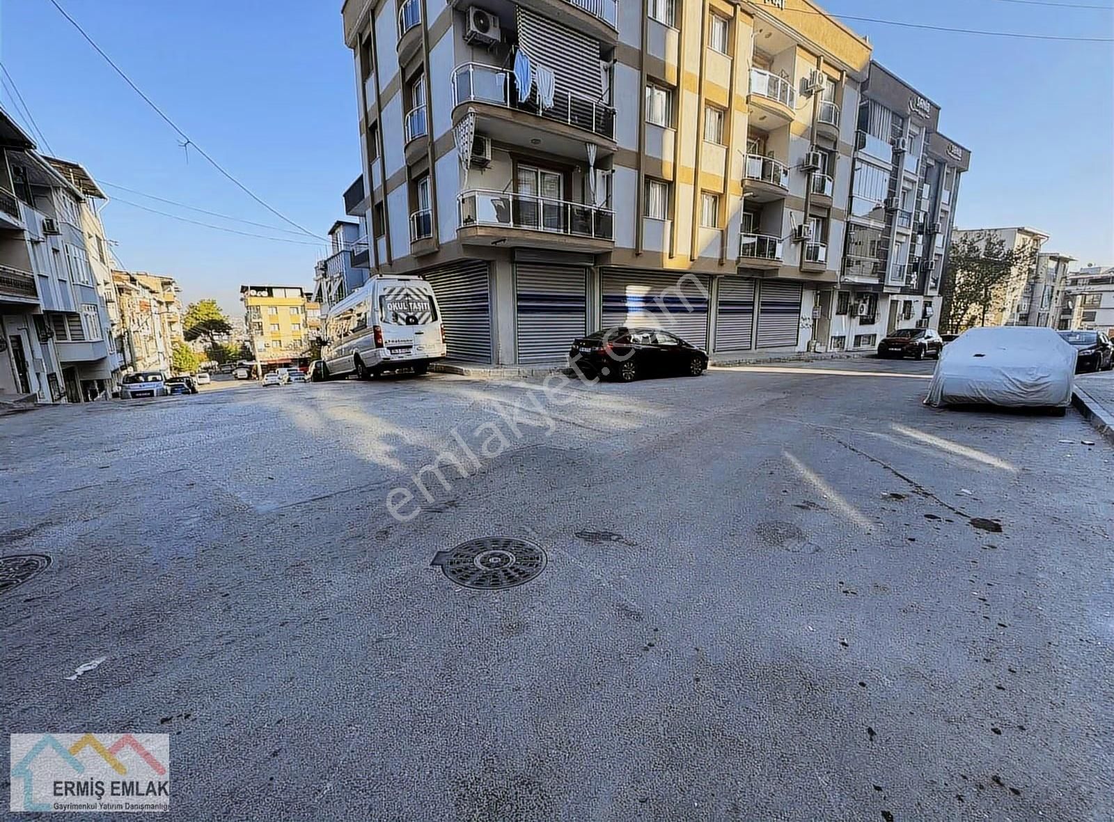 Satılık Caddelere Yakın Köşe Dükkan - Görsel 2