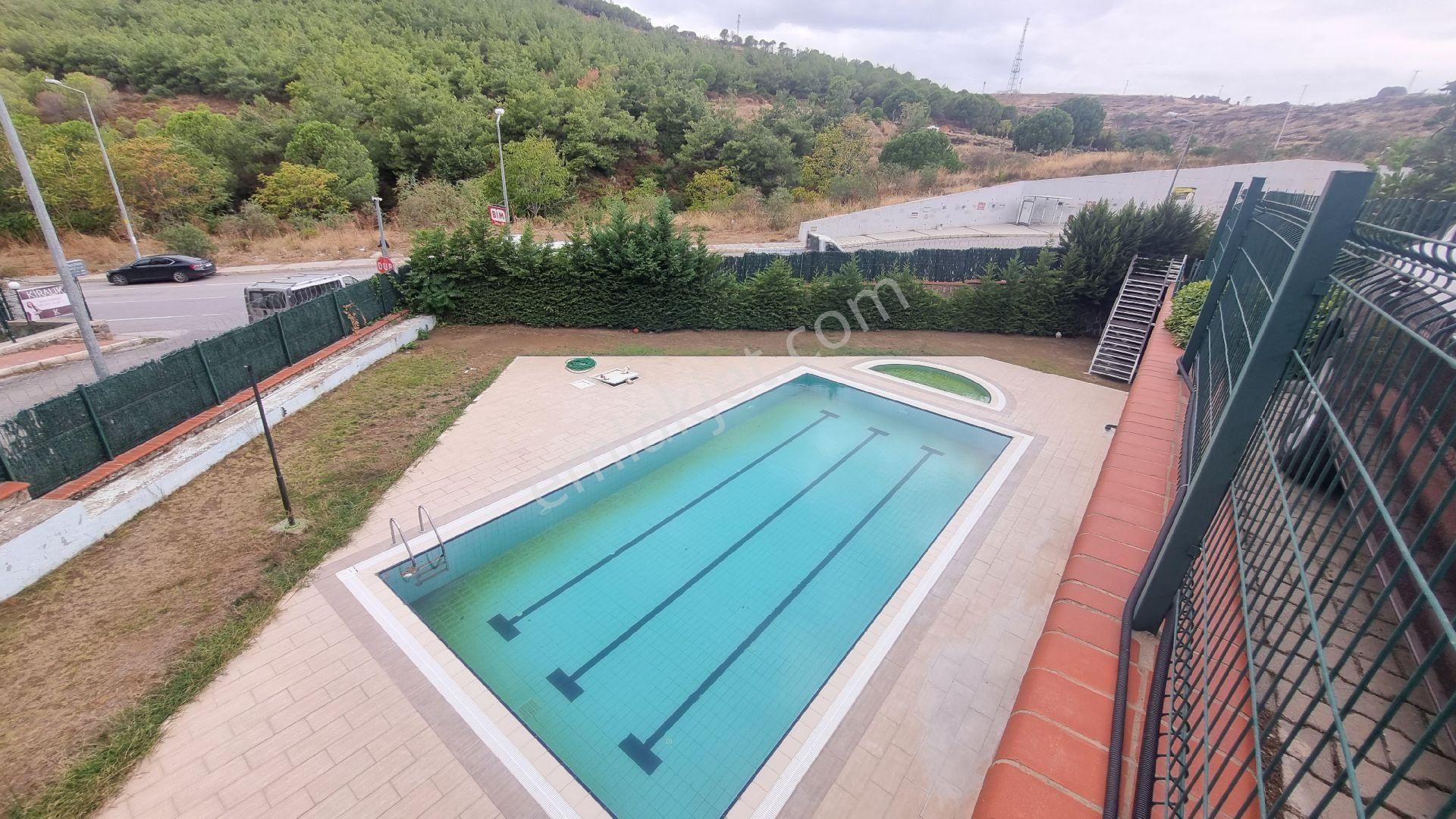 Bayraklı Körfez Mah. Havuzlu Sitede Ara Kat Kiralık 3+1 Daire