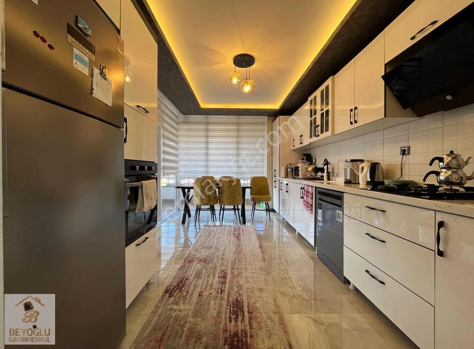 Beyoğlu'ndan Lüx Sitede K.otoparklı T.balkonlu 11.kat Manzaralı