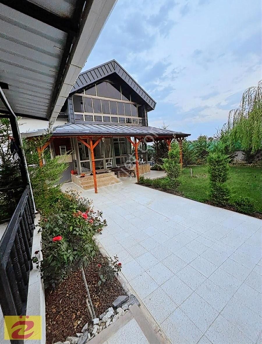 Karahüyük'de Havuzlu Villa Ve Arsası