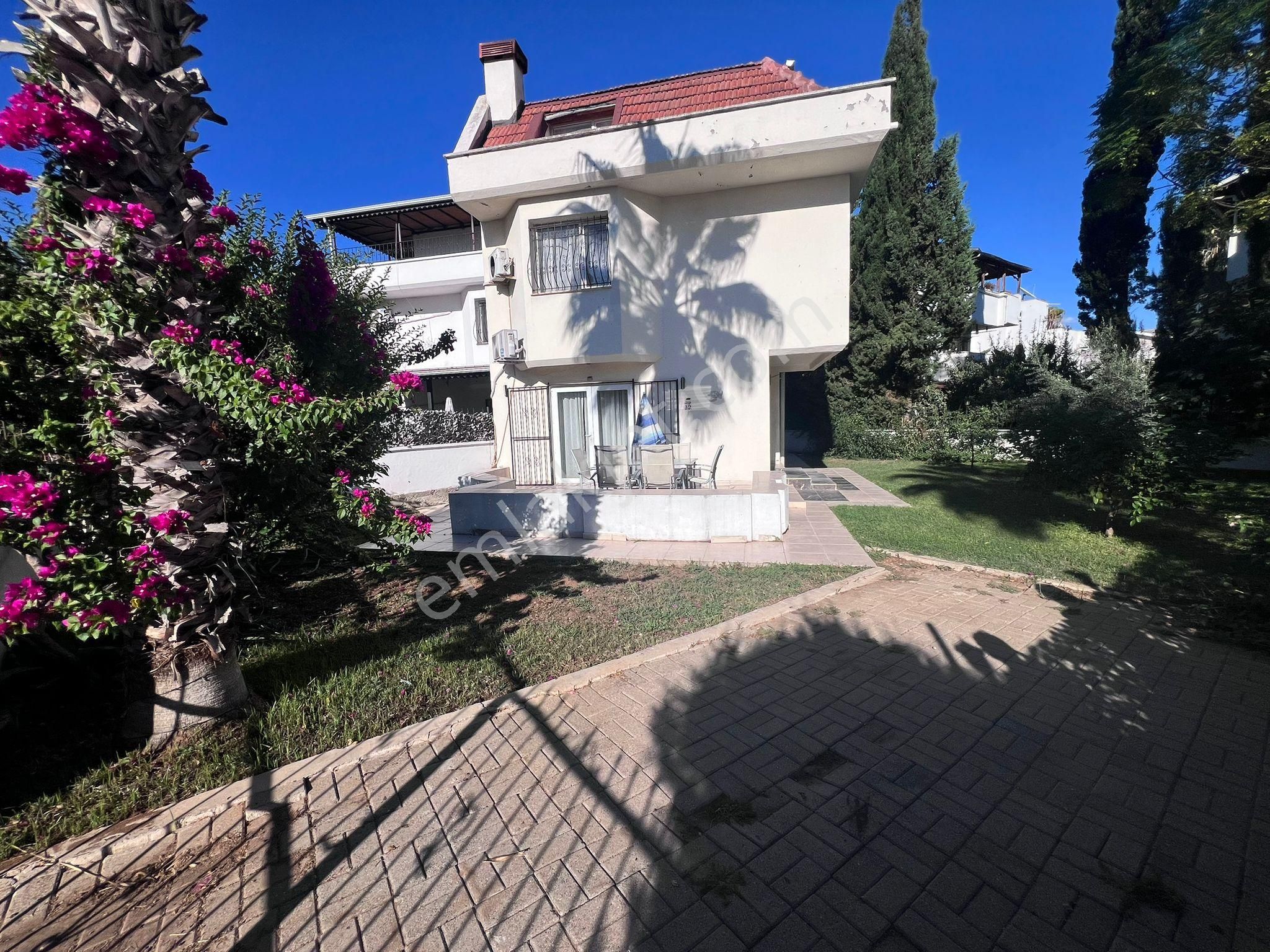 Antalya Kadriye'de Site İçi Satılık 4+1 Eşyalı Villa