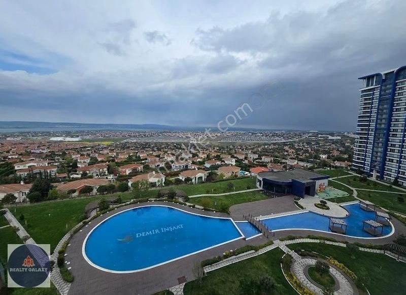 Demir Lavıda'da Göl Ve Havuz Manzaralı Satılık 2+1 Daire