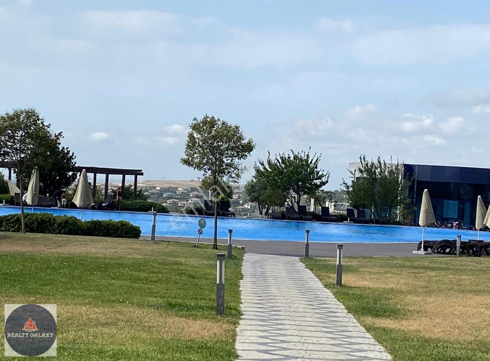 Demir Lavıda'da Göl Ve Havuz Manzaralı Satılık 2+1 Daire - Görsel 3