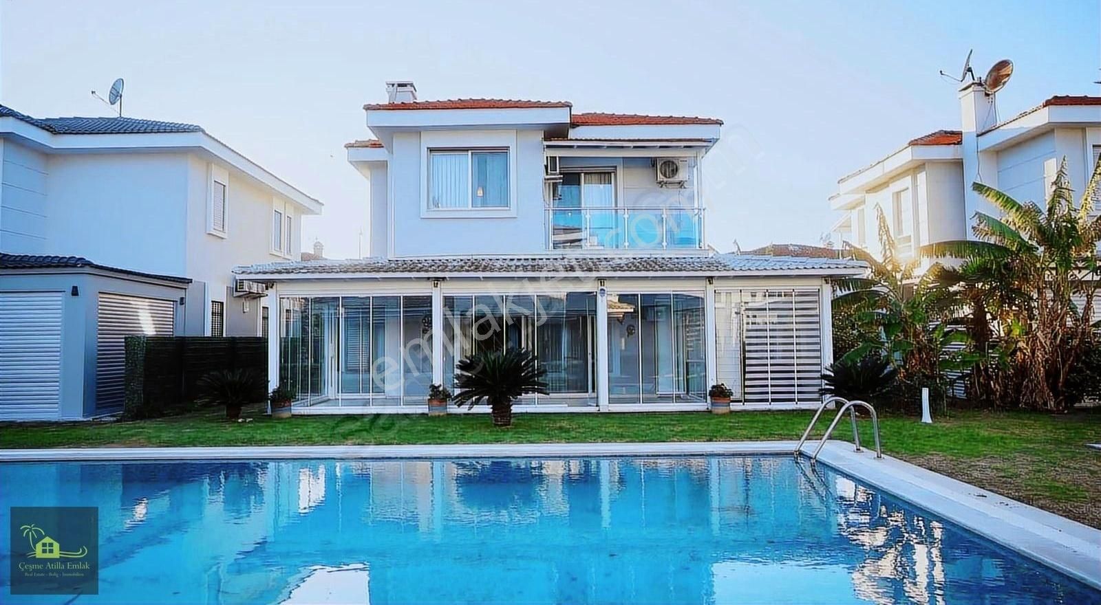 Alaçatı Göbenede Satılık Site İçerisinde Havuzlu 4+1 Villa