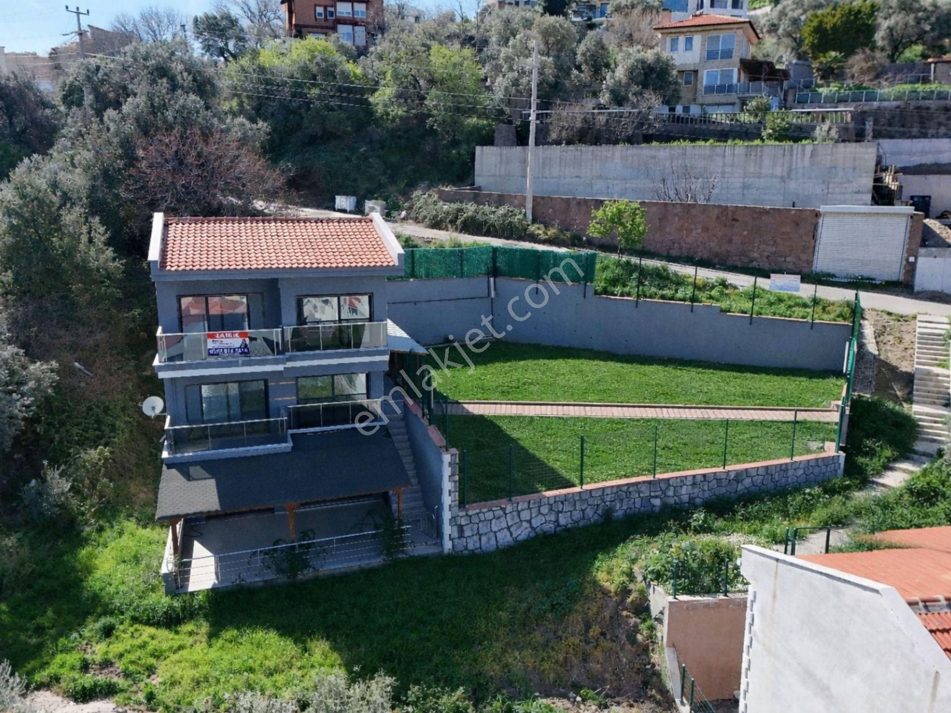 Yeni Foça 358m2 Arsa Payı, Deniz Manzaralı, 7 Yaş Satılık Villa
