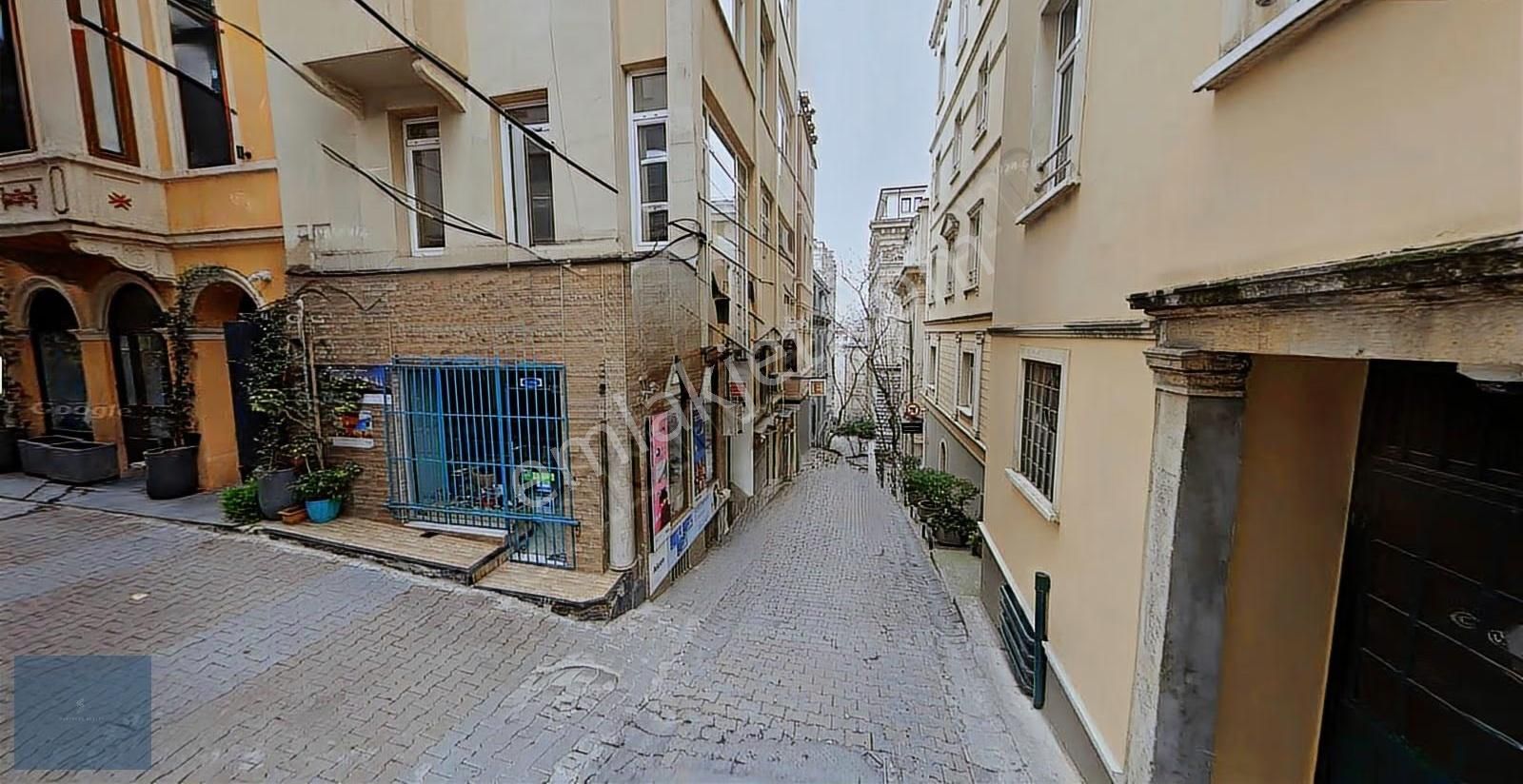Beyoğlu Galata'da Bankalar Caddesine Komşu Kiracılı Ofis Katı