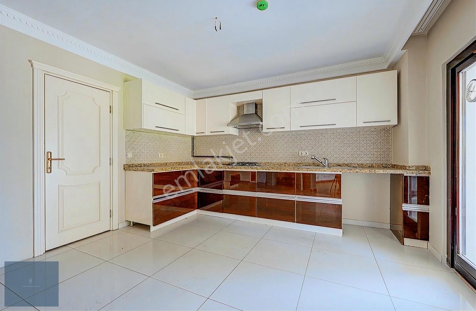 Çamlıca'nın En Özel Sitesinde Eşsiz Müstakil Kiralık Villa - Görsel 27