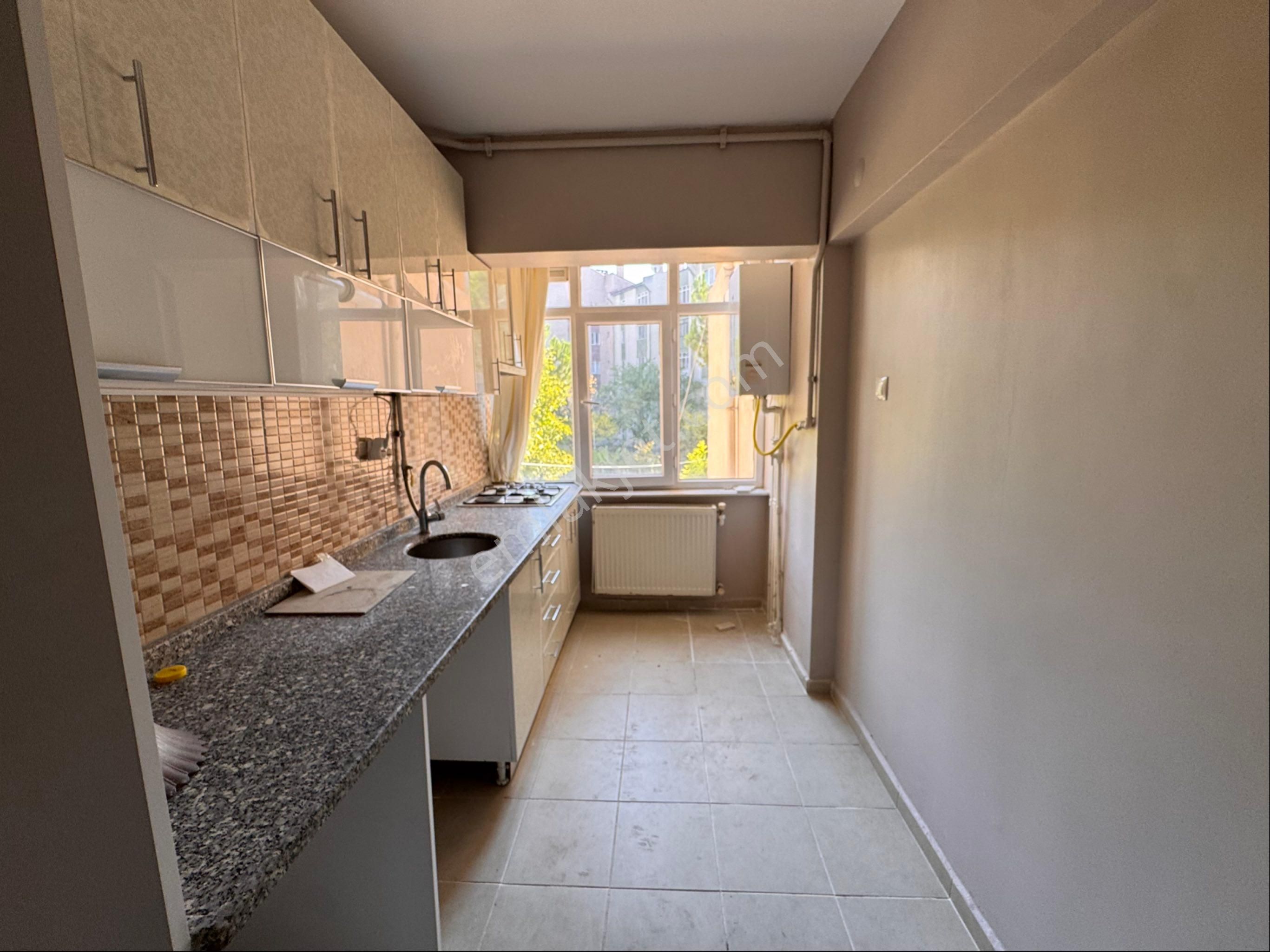 Pera'dan Çankaya Göçmen Konutlarında Kiralık Ara Kat 2+1 Daire - Görsel 8