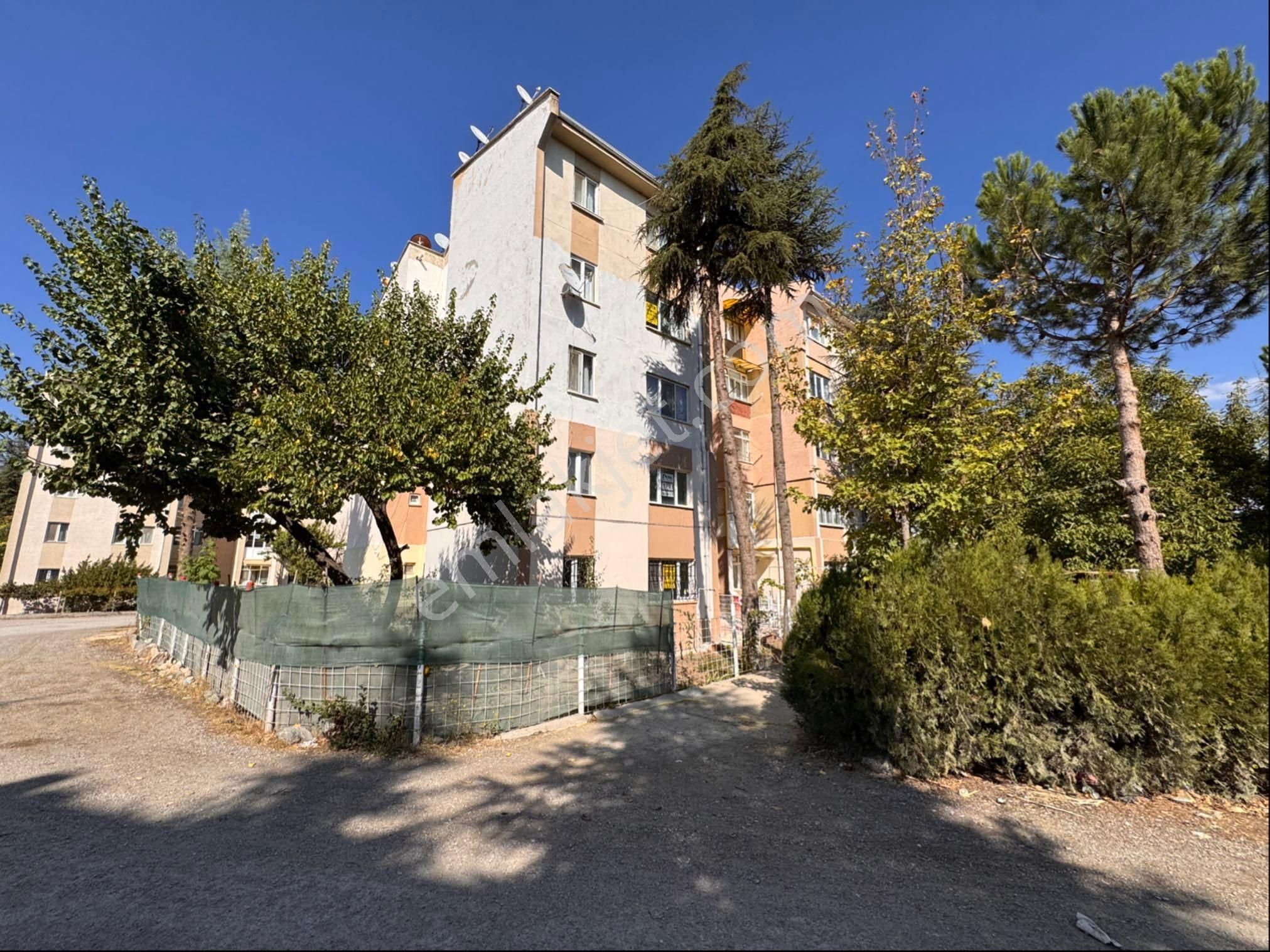 Pera'dan Çankaya Göçmen Konutlarında Kiralık Ara Kat 2+1 Daire - Görsel 2