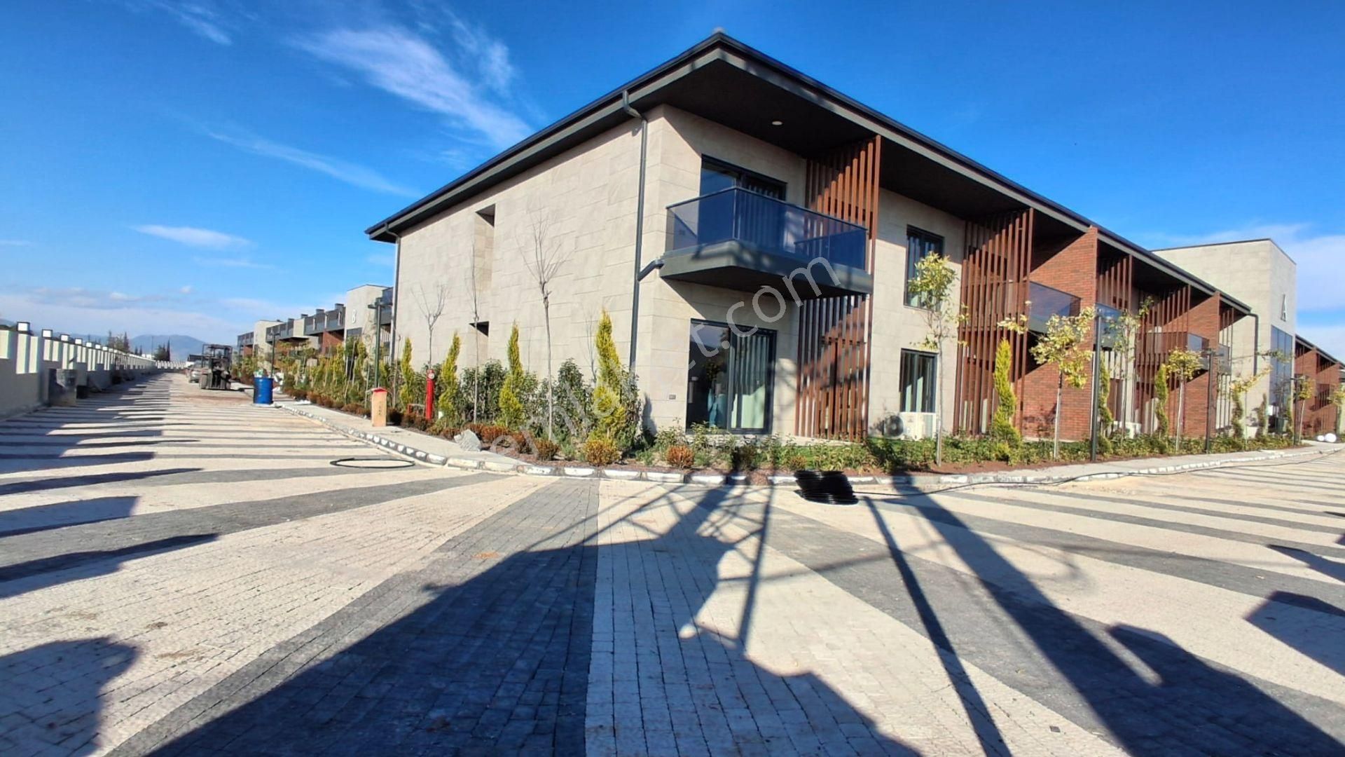 Döşemealtı Çıplaklı Mh'de Tatil Köyü Konseptinde Ultra Lüks 1+1