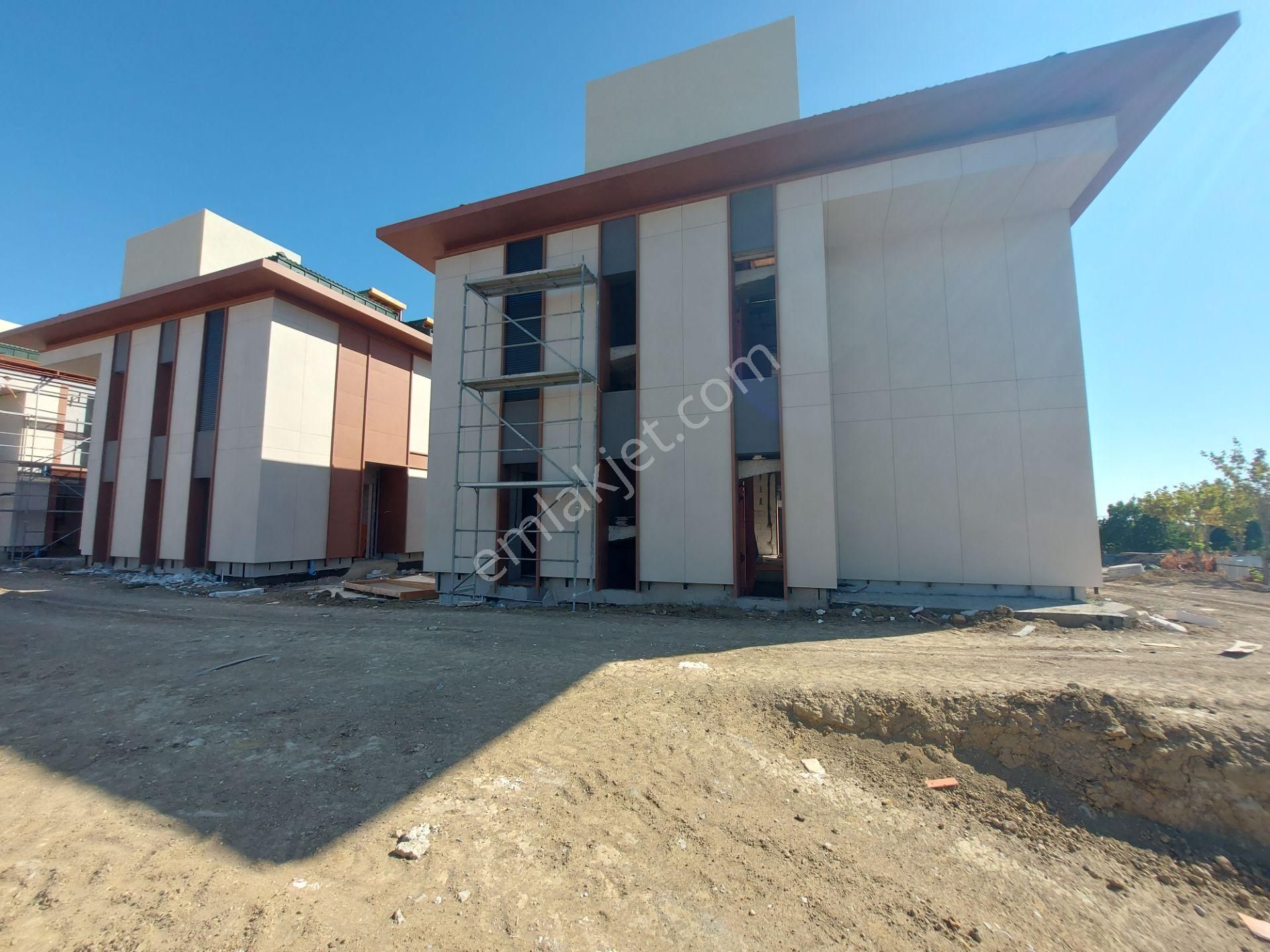 Güzelce'de Güvenli Site İçerisinde Müstakil Havuzlu Lüks Villa - Görsel 29