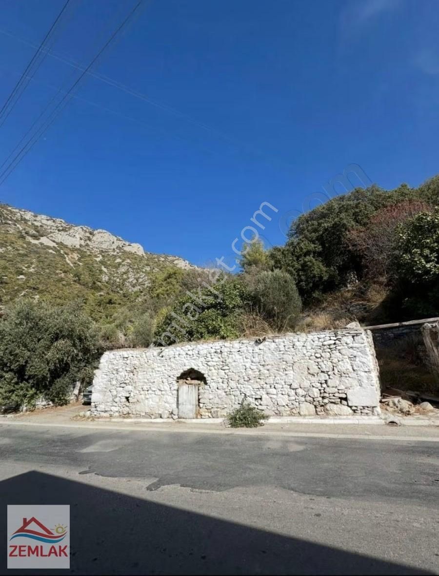 Ören Merkezde Ana Yol Üzeri Taş Bina