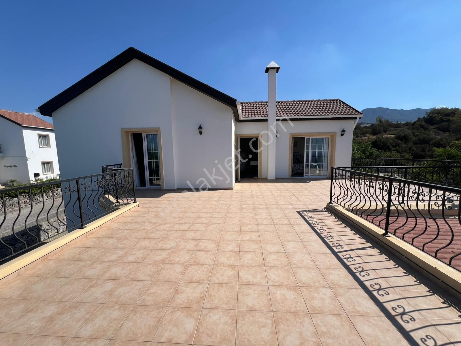 Girne Esentepe'de Dağ Ve Deniz Manzaralı Satılık 4+1 Villa !! - Görsel 23