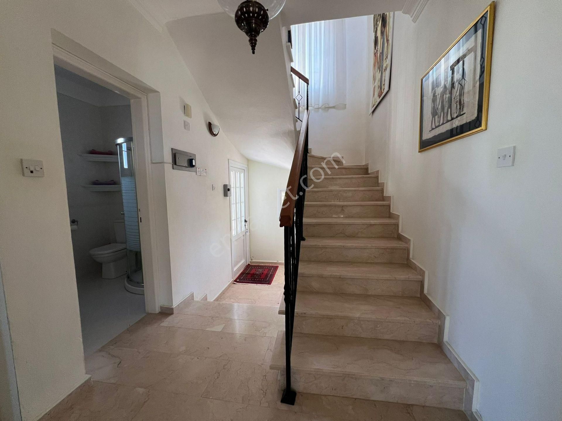 Girne Esentepe'de Dağ Ve Deniz Manzaralı Satılık 4+1 Villa !! - Görsel 10