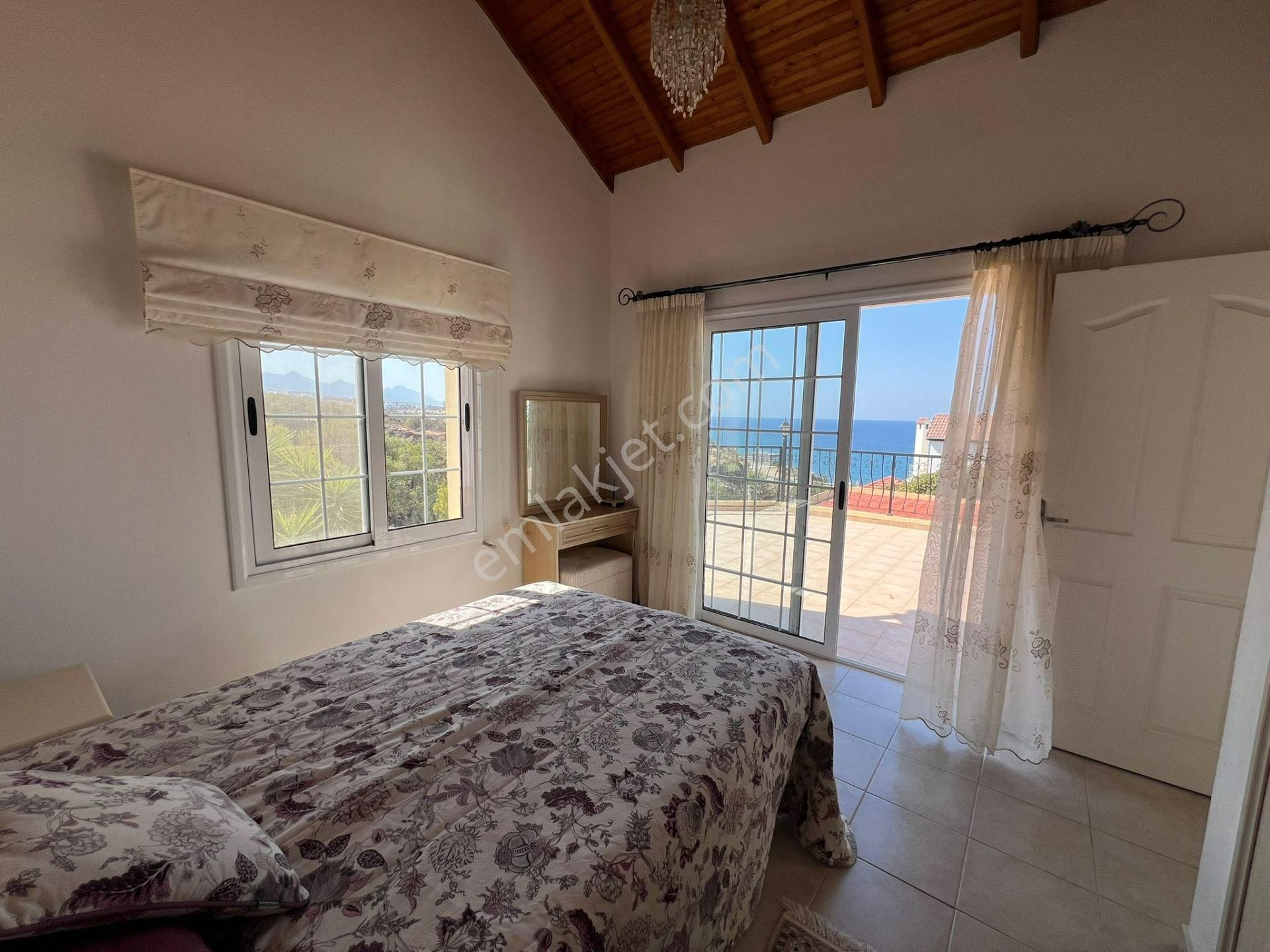 Girne Esentepe'de Dağ Ve Deniz Manzaralı Satılık 4+1 Villa !! - Görsel 18