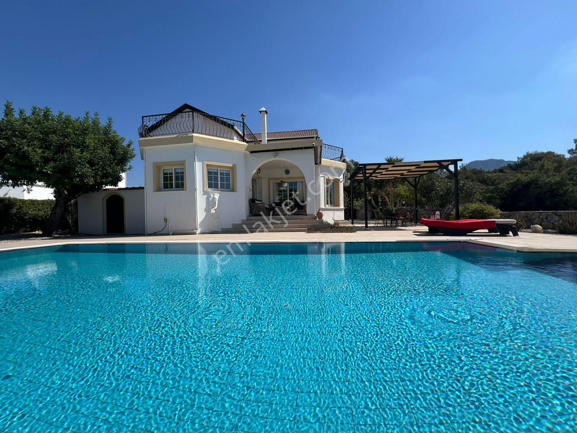Girne Esentepe'de Dağ Ve Deniz Manzaralı Satılık 4+1 Villa !! - Görsel 3