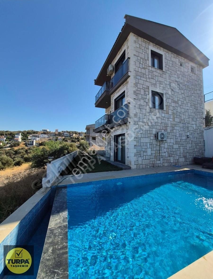 Yeni Foça Da Satılık 330 M2 Arsalı Müstakil 5+1 Tribleks Villa