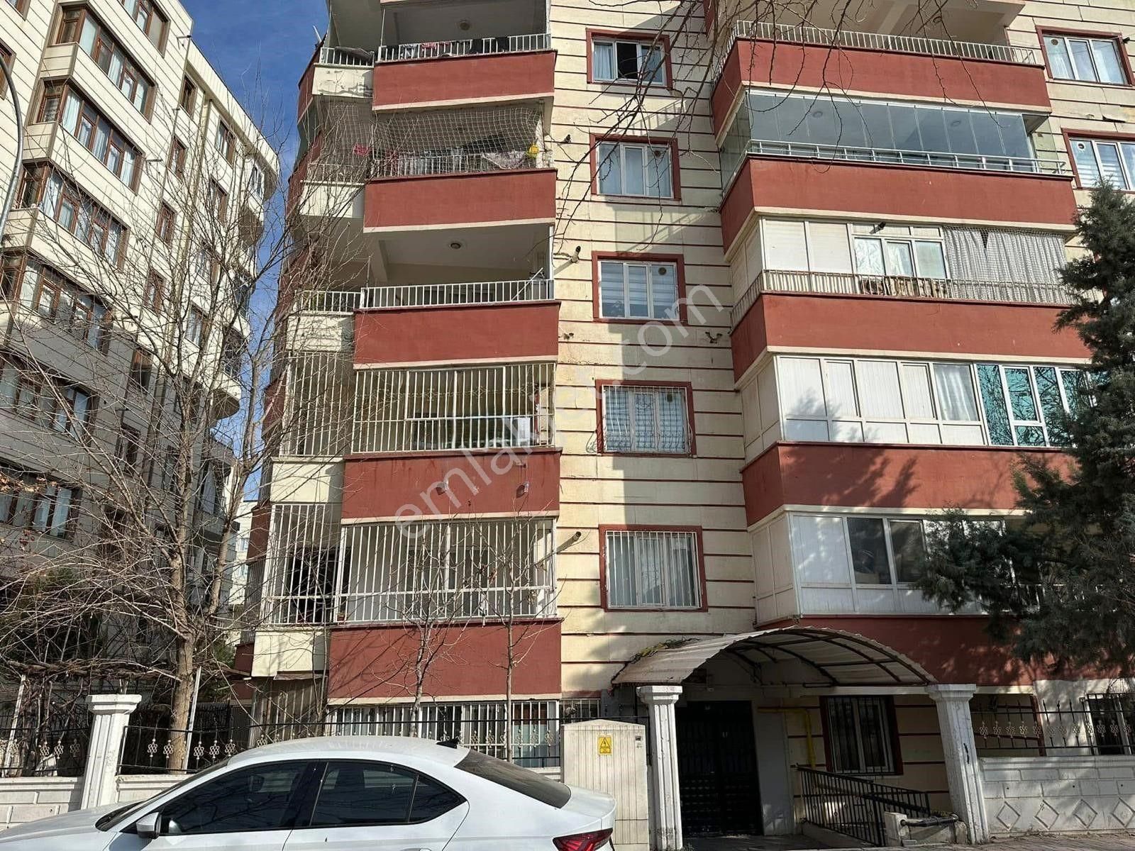 Akev Gayrimenkul'den Akpiyar'da Bakımlı Geniş Son Kat 3+1 Daire - Görsel 3