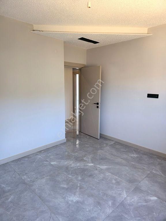 Kuşadası Ege Mahallesinde Havuzlu Sitede Deniz Ve Havuz Manzaralı Yerden Isıtmalı 3+1 Sıfır Daire - Görsel 16