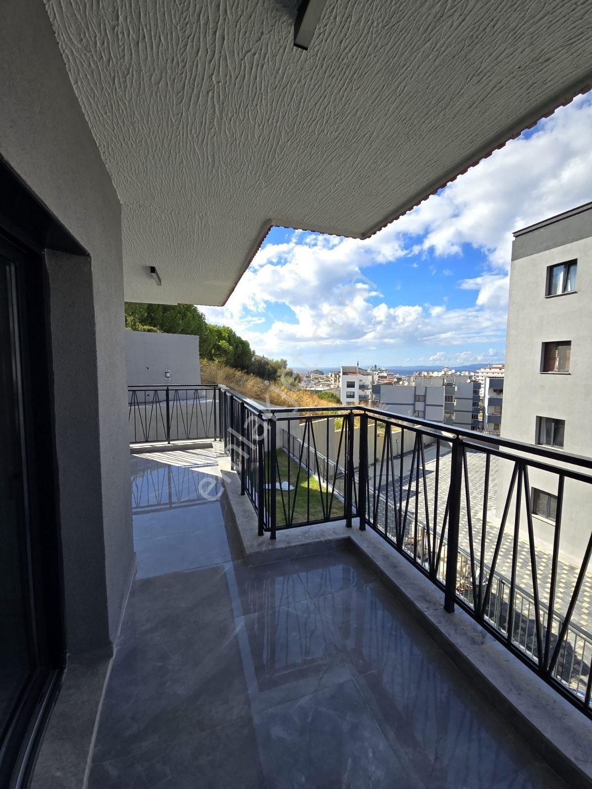 Kuşadası Ege Mahallesinde Havuzlu Sitede Deniz Ve Havuz Manzaralı Yerden Isıtmalı 3+1 Sıfır Daire - Görsel 3