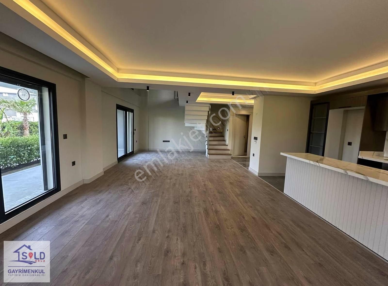 Urla Atatürk Mahallesi Site İçi Satılık Havuzlu Villa