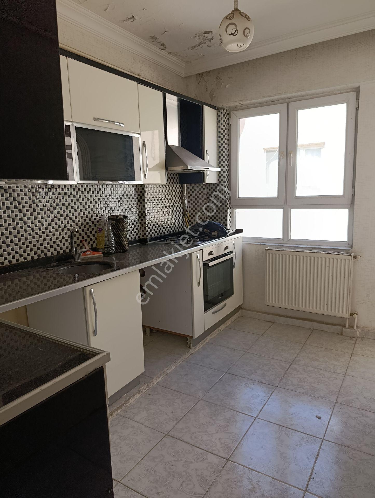 Satılık Doğalgazlı 4 Oda Parkeli Bakımlı Çift Balkon Merkezi Konumda