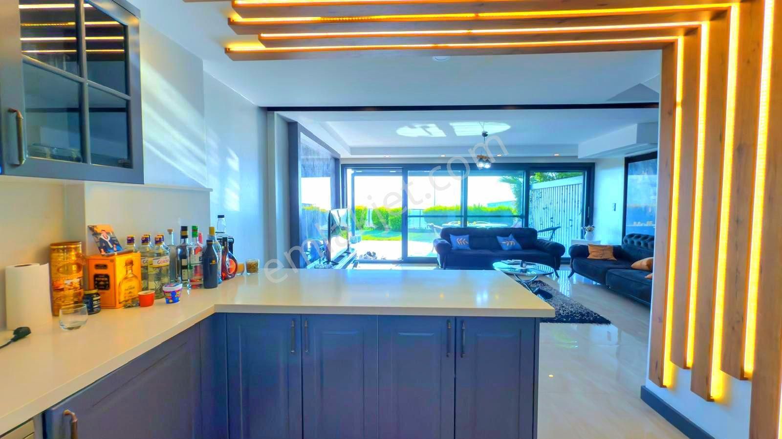 Kuşadasında Deniz Manzaralı Özel Havuzlu Ful Eşyalı 4+1 Villa - Görsel 21