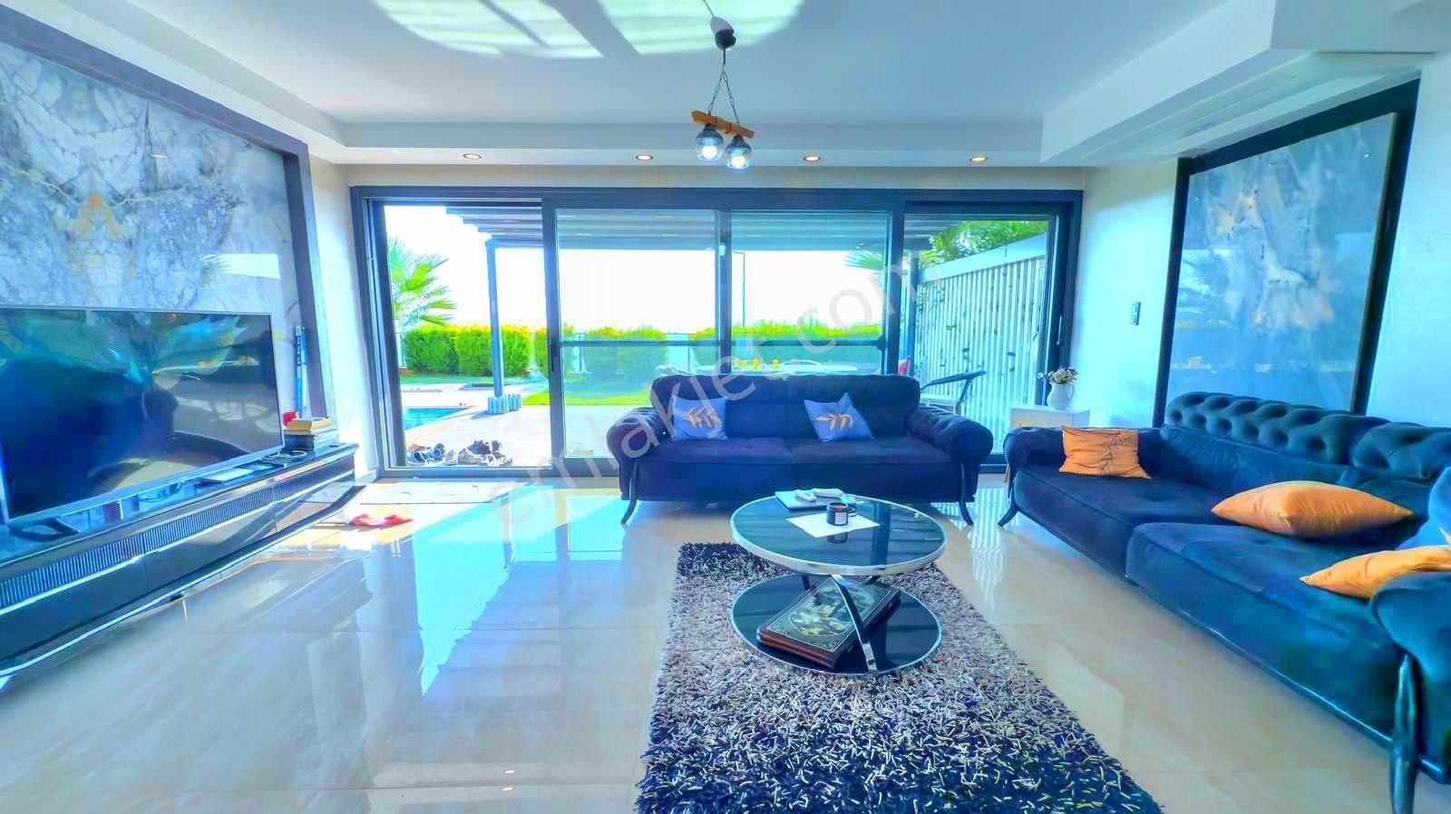 Kuşadasında Deniz Manzaralı Özel Havuzlu Ful Eşyalı 4+1 Villa - Görsel 20