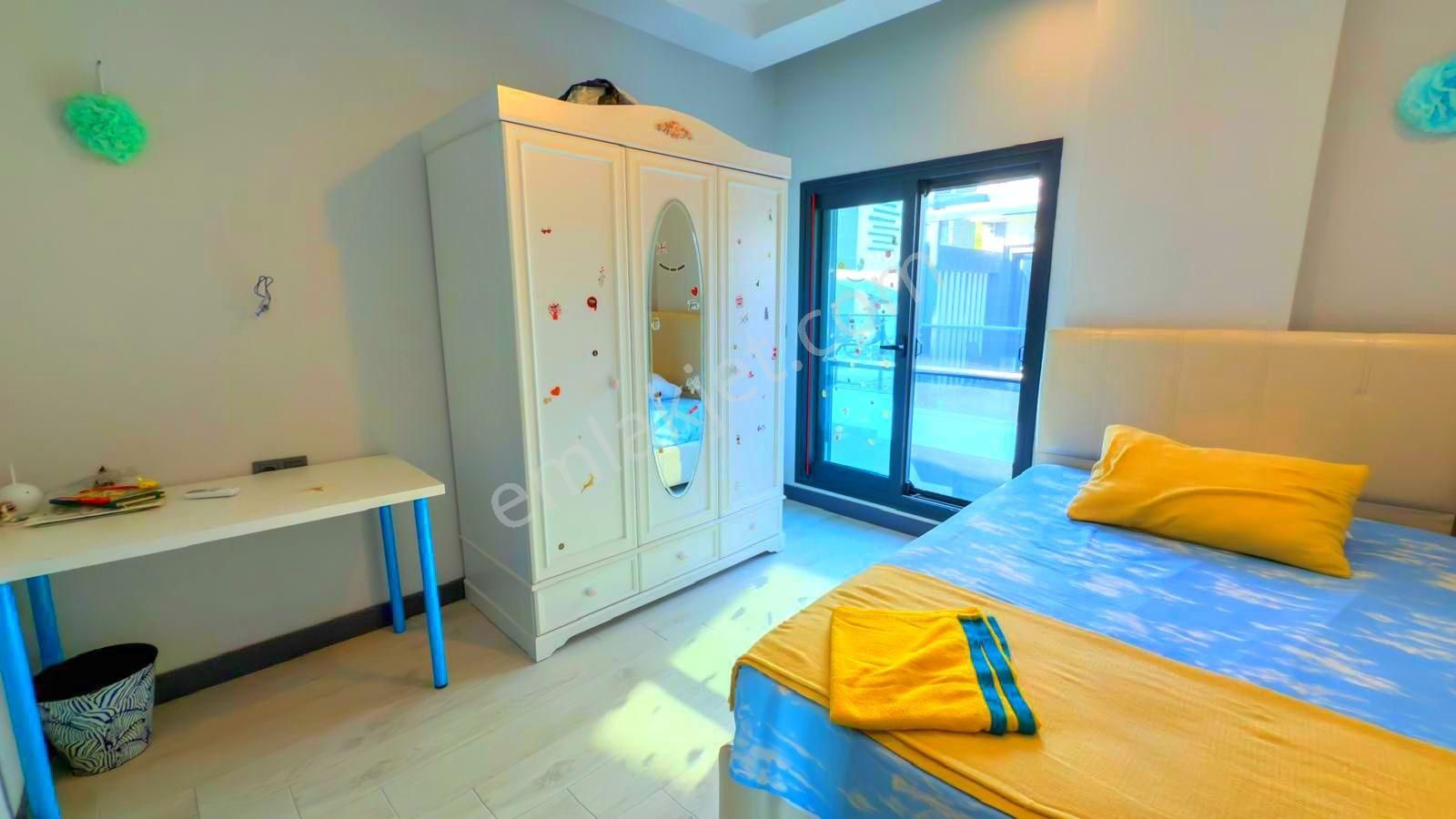 Kuşadasında Deniz Manzaralı Özel Havuzlu Ful Eşyalı 4+1 Villa - Görsel 12