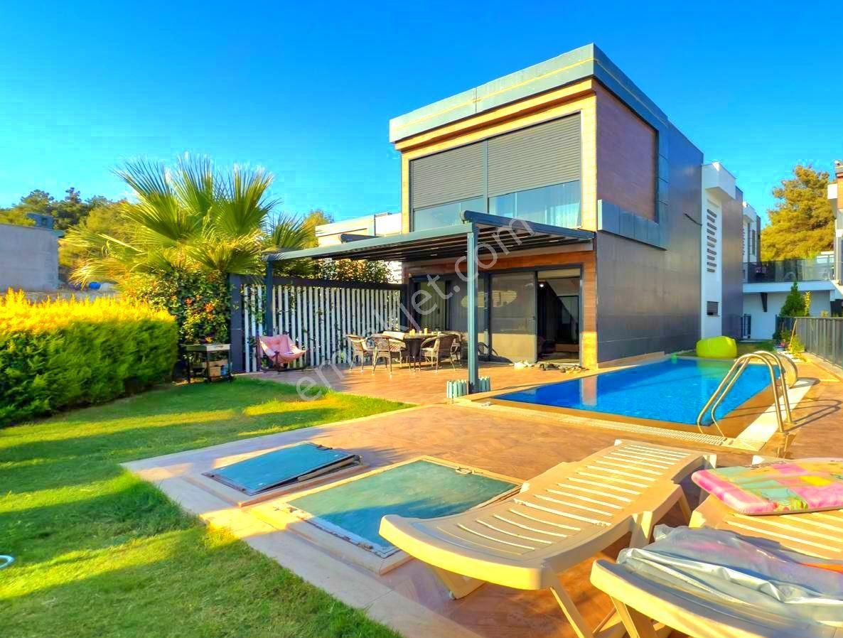 Kuşadasında Deniz Manzaralı Özel Havuzlu Ful Eşyalı 4+1 Villa