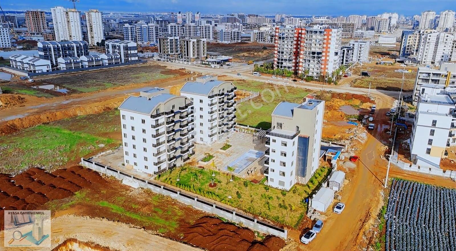 Altıntaş'ta Yüzme Havuzlu Kapalı Otoparklı Site İçinde 1+1 50m²