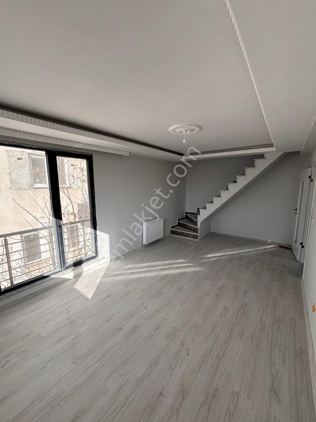 Sultanbeyli Turgut Reis Te Acil Satilik 4, + 1 Satılık Üst Dünle