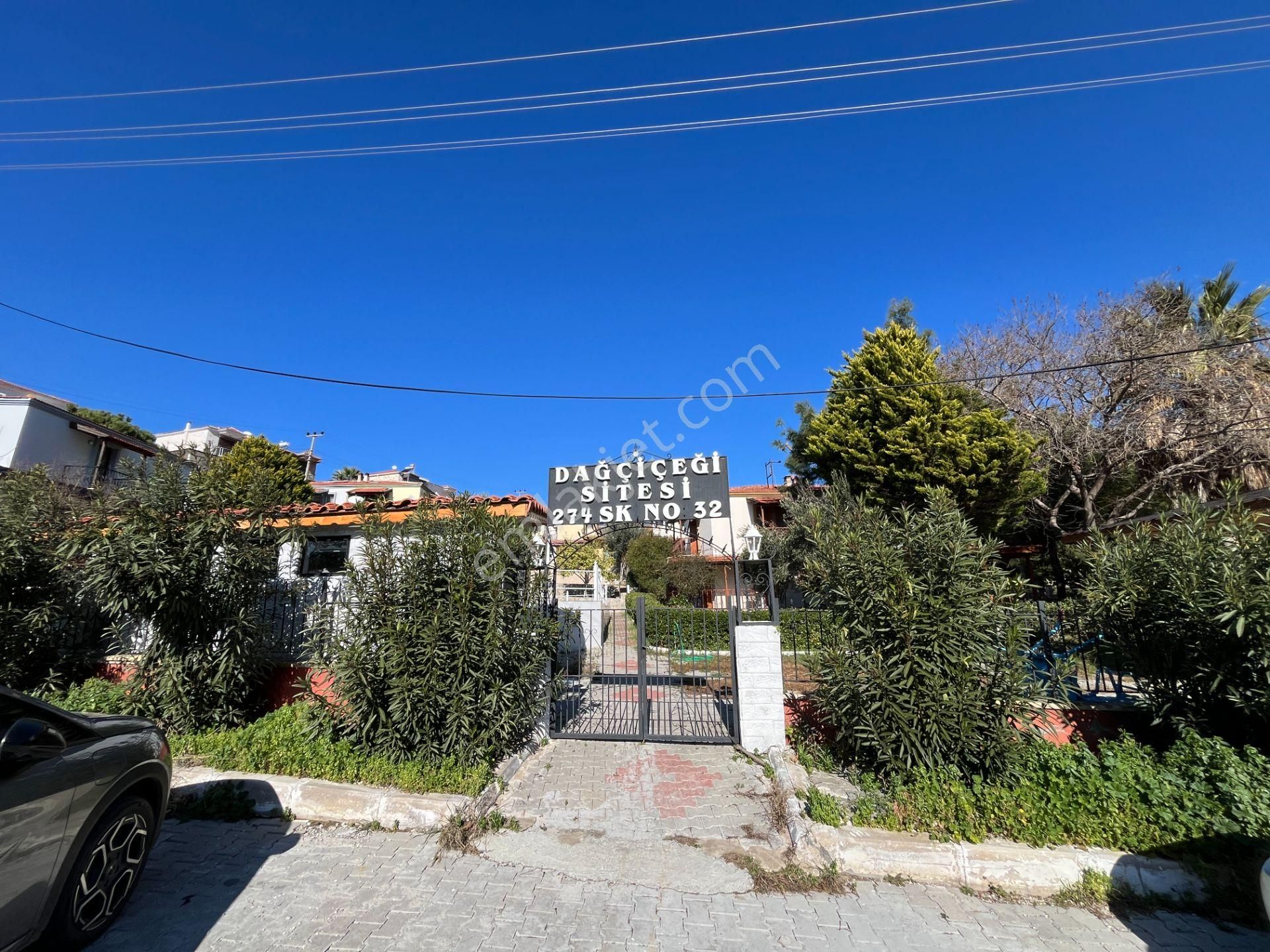 İzmir Eski Foça'da Denize Yakın Havuzlu Sitede Satılık Villa