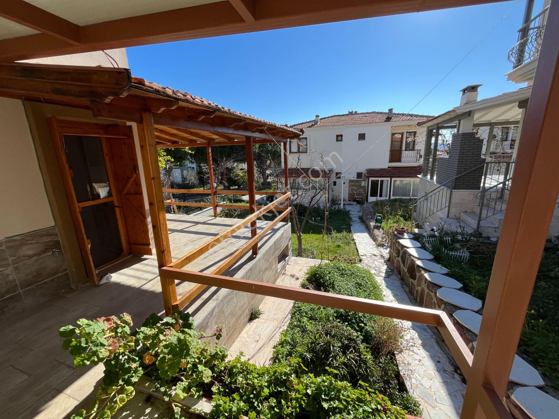 İzmir Eski Foça'da Denize Yakın Havuzlu Sitede Satılık Villa - Görsel 12