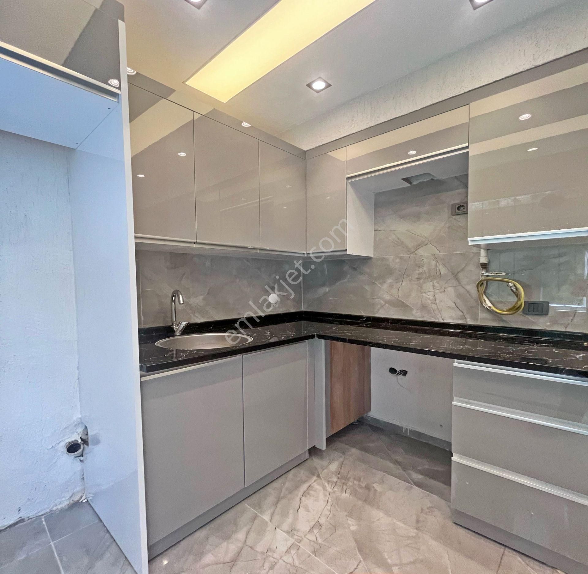 Kale Yapıdan Metrobüs Lokasyonunda Satılık 2+1 Bahçe Katı - Görsel 11