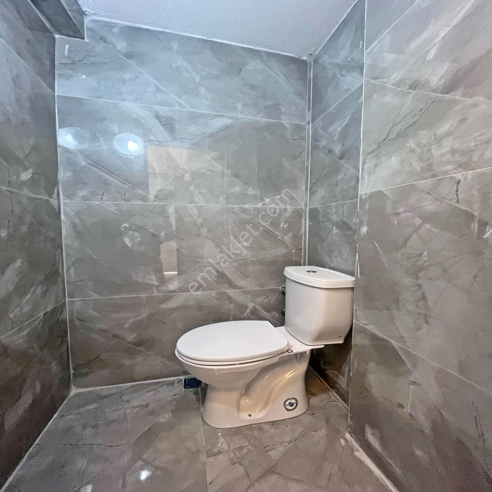 Kale Yapıdan Metrobüs Lokasyonunda Satılık 2+1 Bahçe Katı - Görsel 8